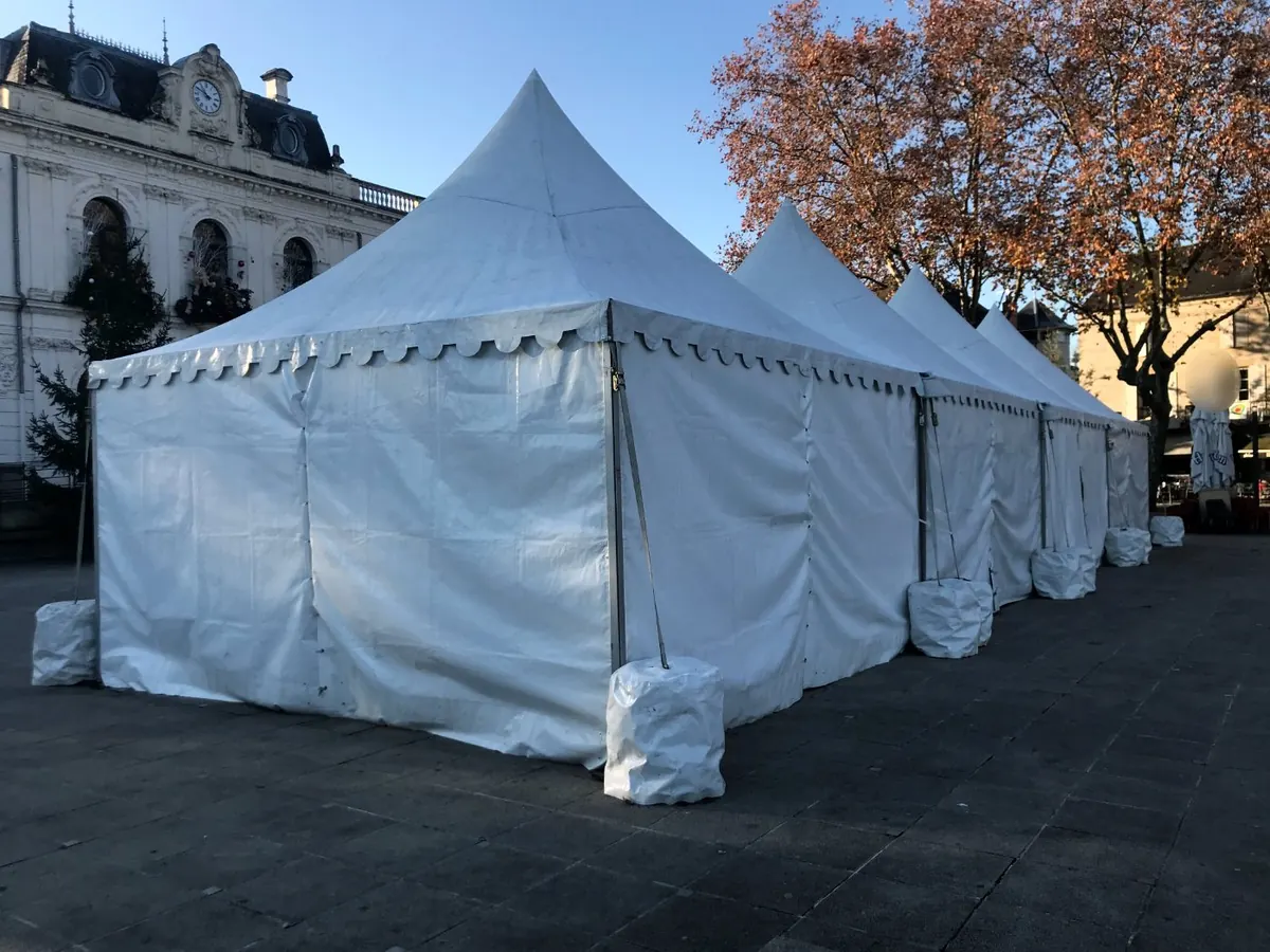 Chapiteaux montés pour une manifestation, vérification avant ouverture au public