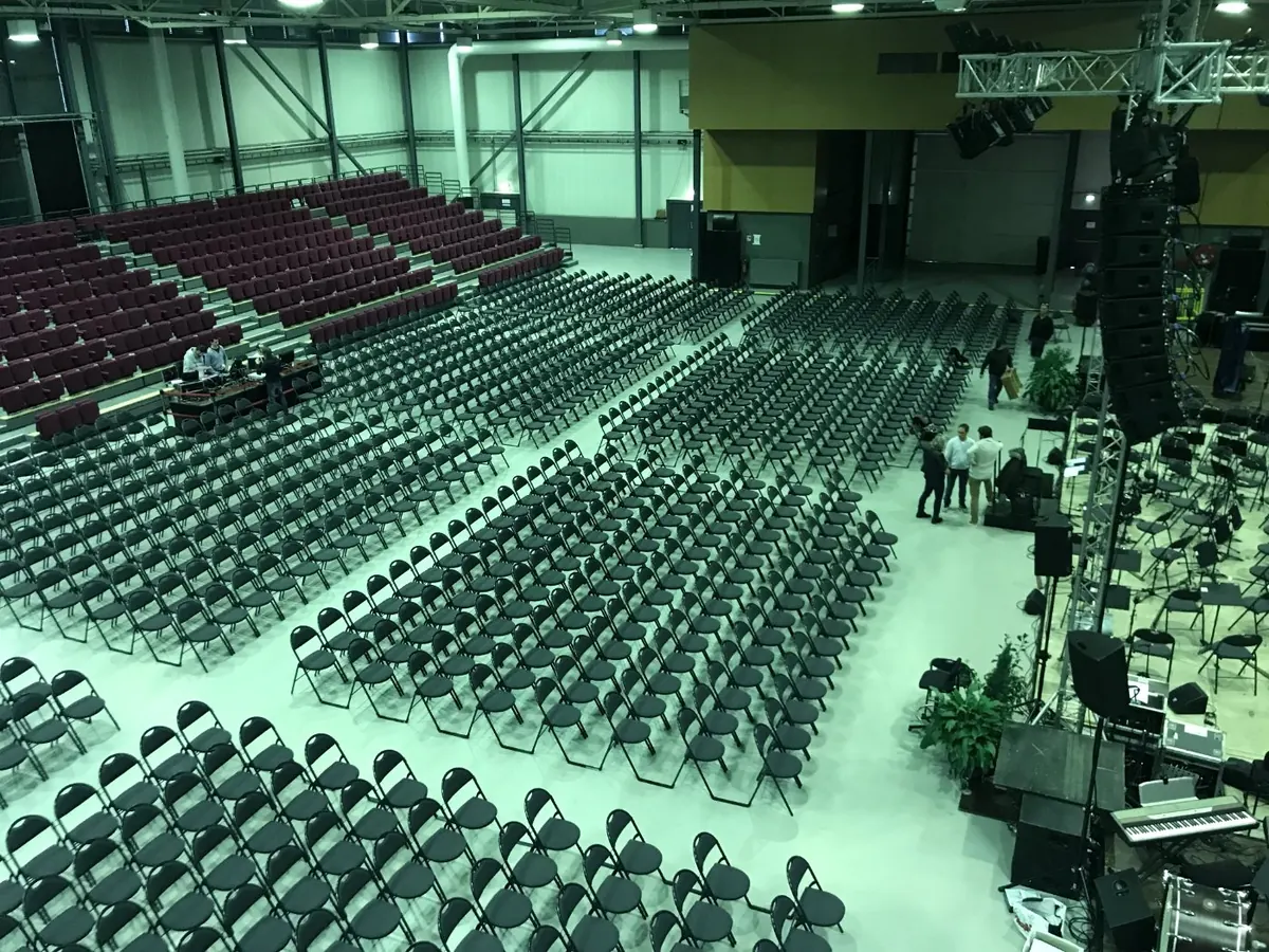 Salle communale en configuration assise, rangées de sièges et dégagements