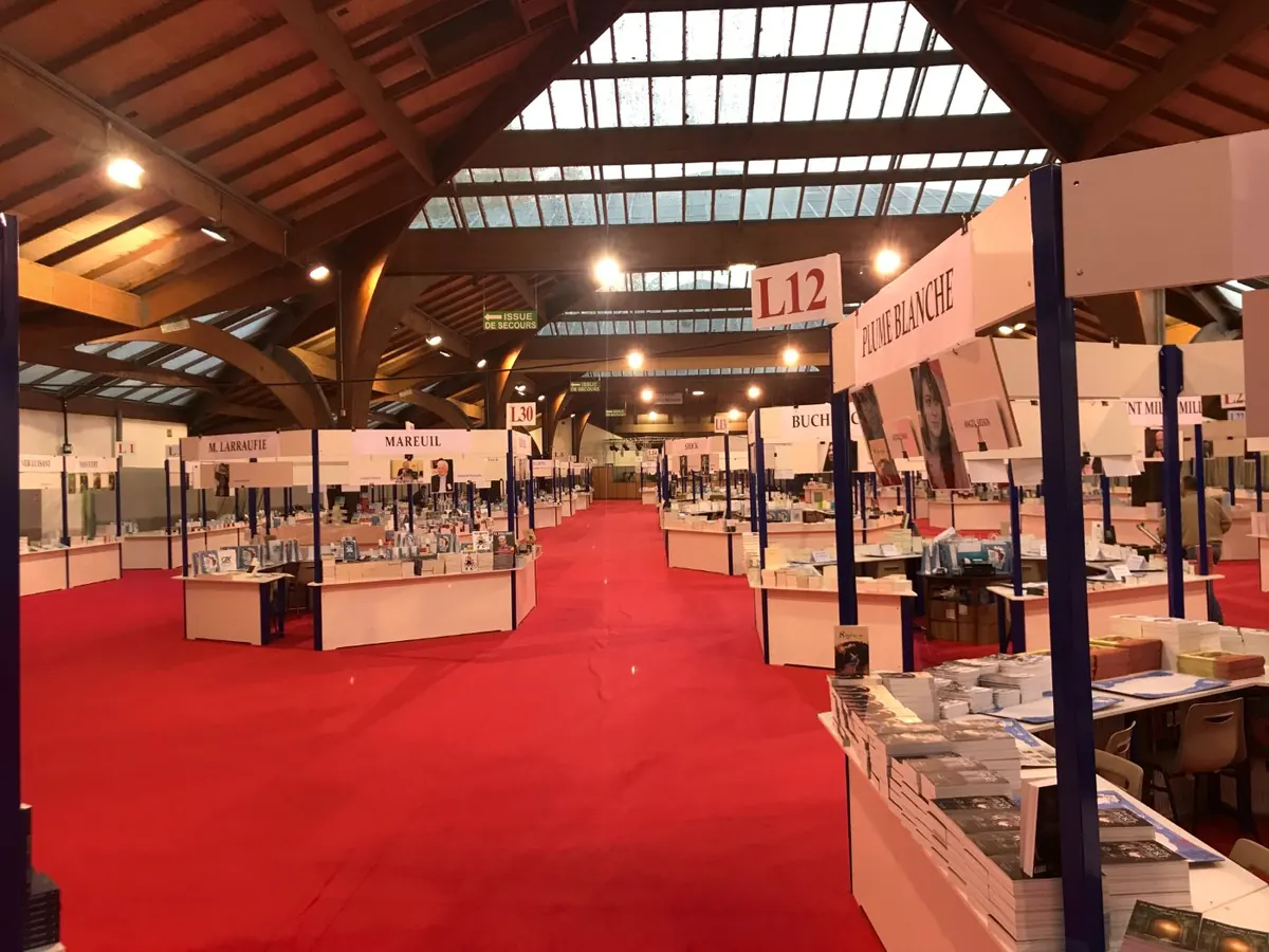 Allée centrale d’un salon professionnel installé sous une halle