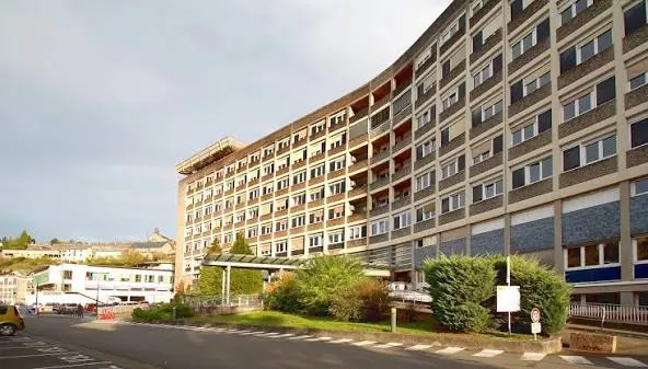 Centre hospitalier monobloc des années soixante-dix, bâtiment incurvé sur sept niveaux