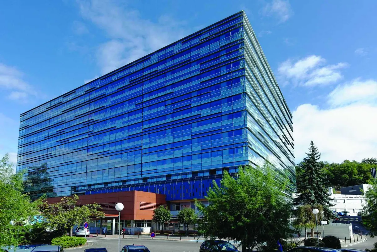 Centre hospitalier contemporain, façade de verre sur une dizaine de niveaux