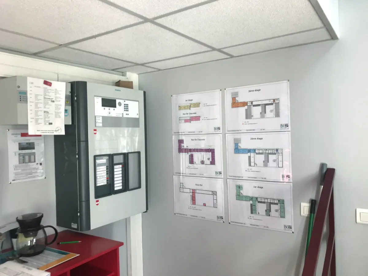 Tableau de signalisation et plans de détection affichés au poste de sécurité