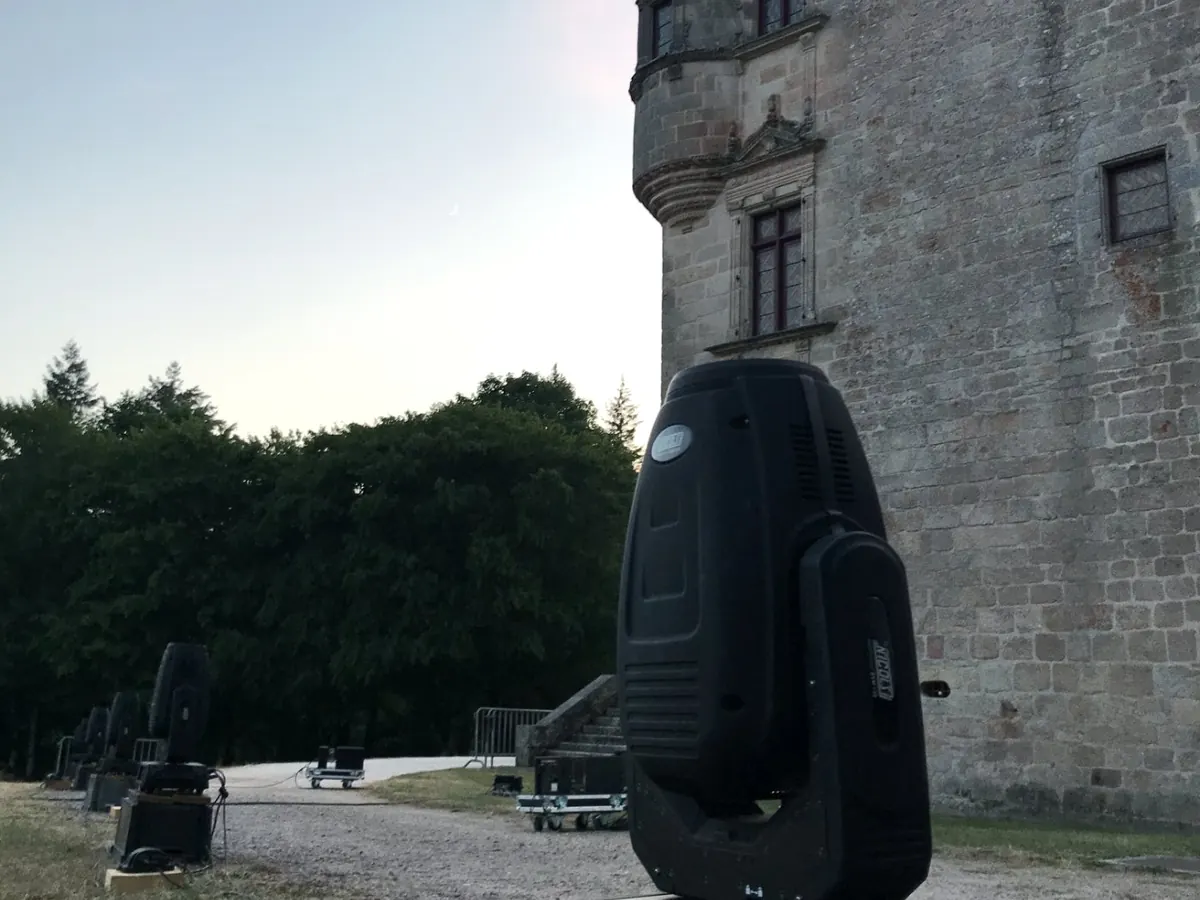 Matériel de scène installé dans la cour d’un monument