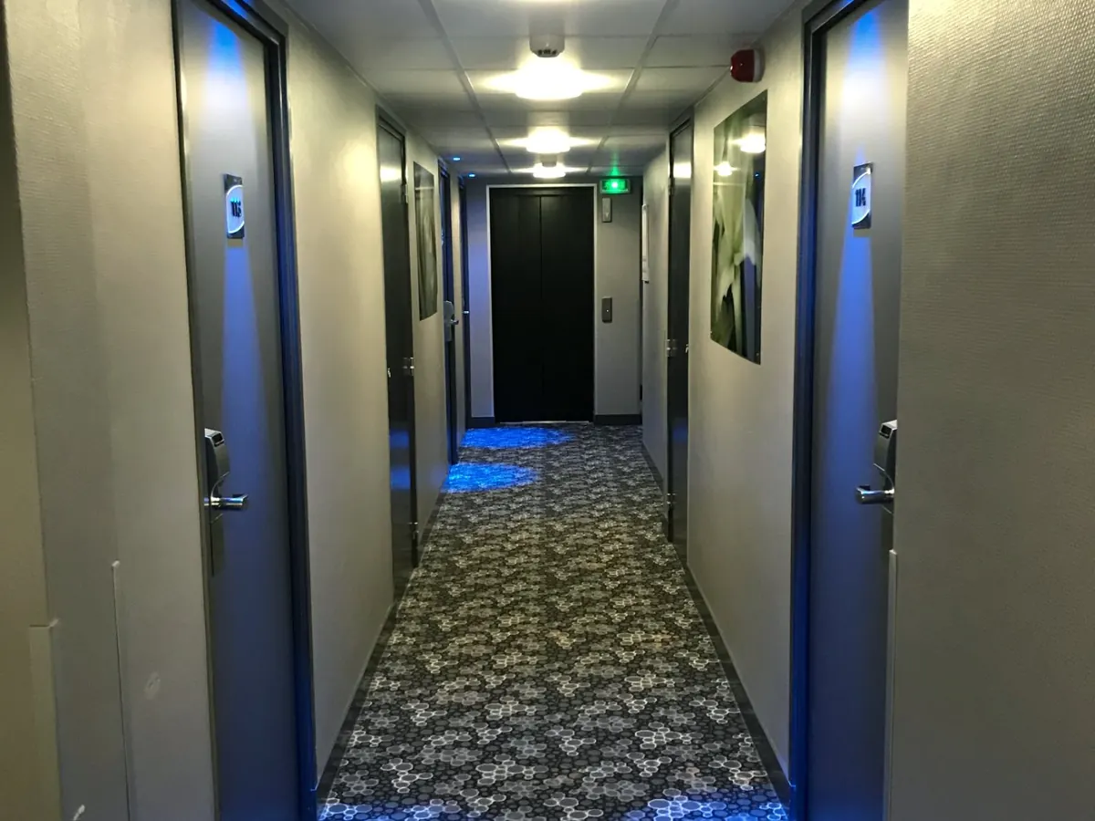 Circulation d’un établissement en cours de travaux, éclairage de sécurité en service